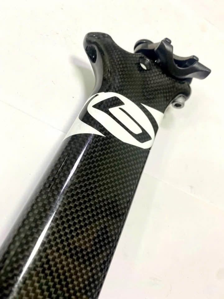 High-quality carbon Blue aerodynamic seatpost for bicycles