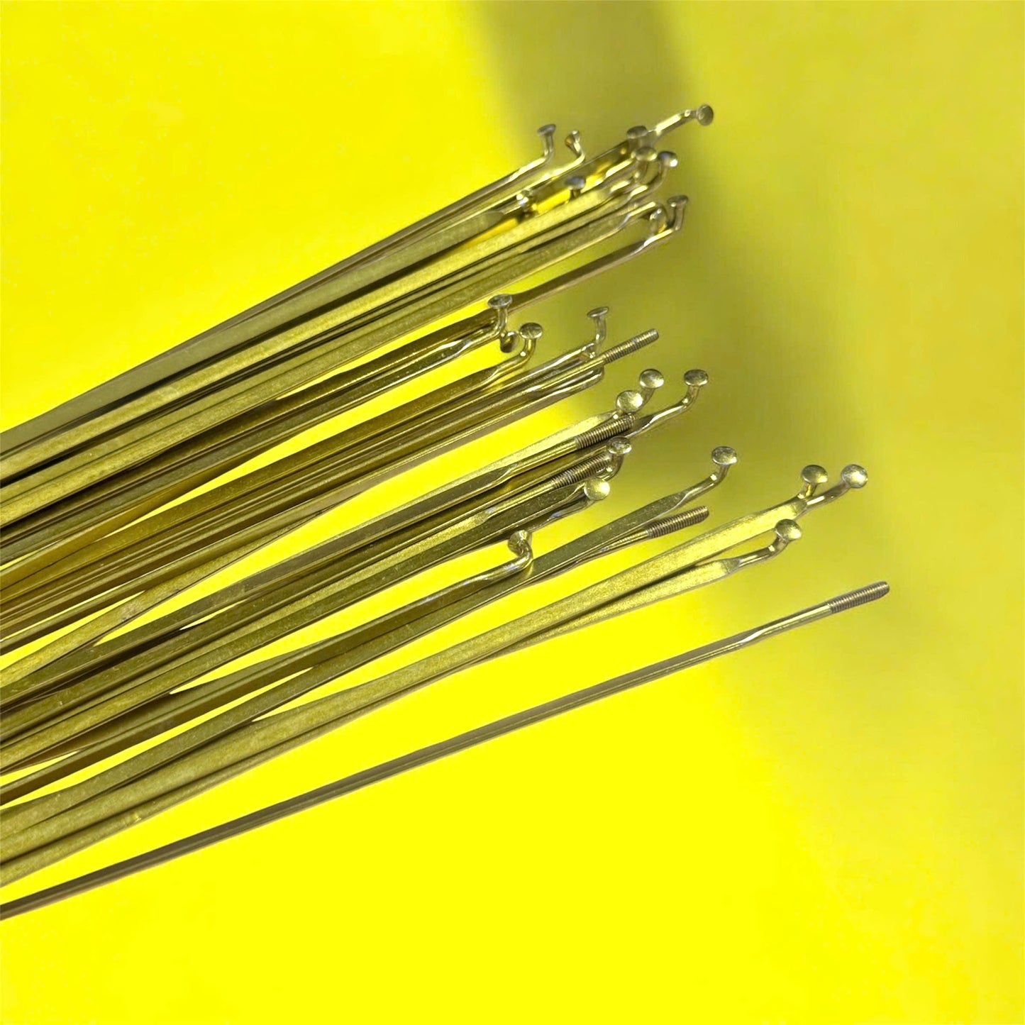 No-name Steel Flat Aero Spokes (J-Bend) – 3mm Blade Width, includes Brass Nipples. Available lengths: 257mm / 258mm. Colors: Green, Gold, Red