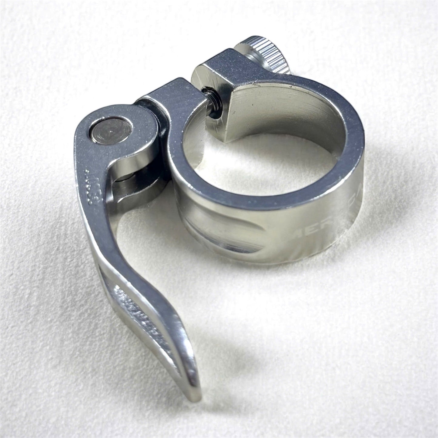 Meroca aluminum seatpost clamp, QR release pegs, 31.8mm and 34.9mm inner diameter, for use with 27.2mm and 31.6mm seatposts on bicycles