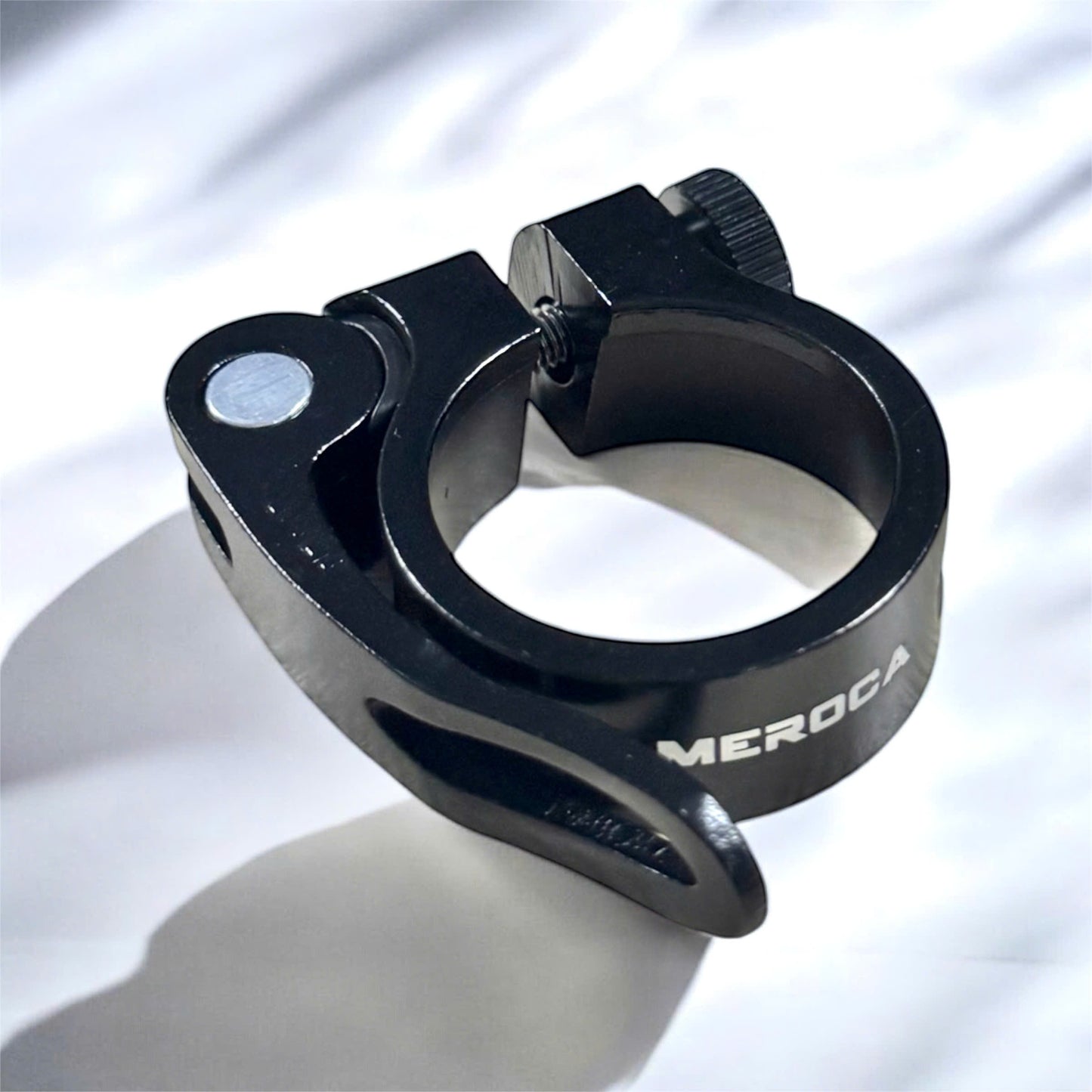 Meroca aluminum seatpost clamp, QR release pegs, 31.8mm and 34.9mm inner diameter, for use with 27.2mm and 31.6mm seatposts on bicycles