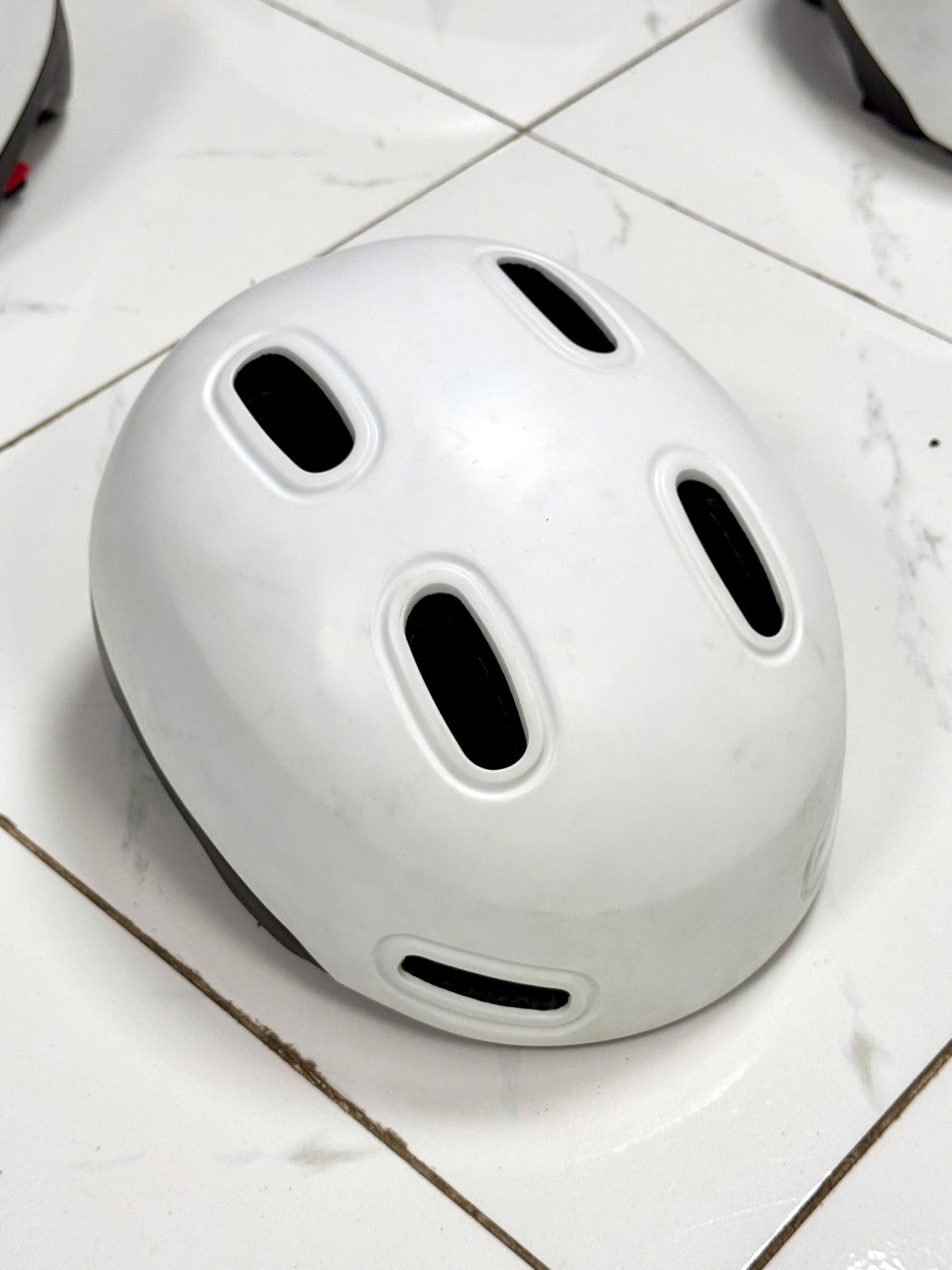 White Bicycle Helmet (Yellowed, dirty, dented, no cracks - Unused old stock) - Size L (57-62 cm)
